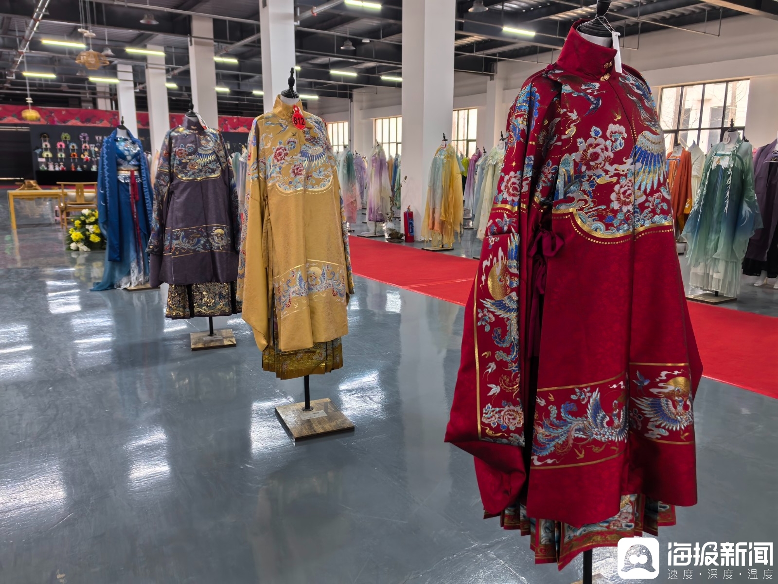 曹县有爱云仓汉服基地里展出的汉服。