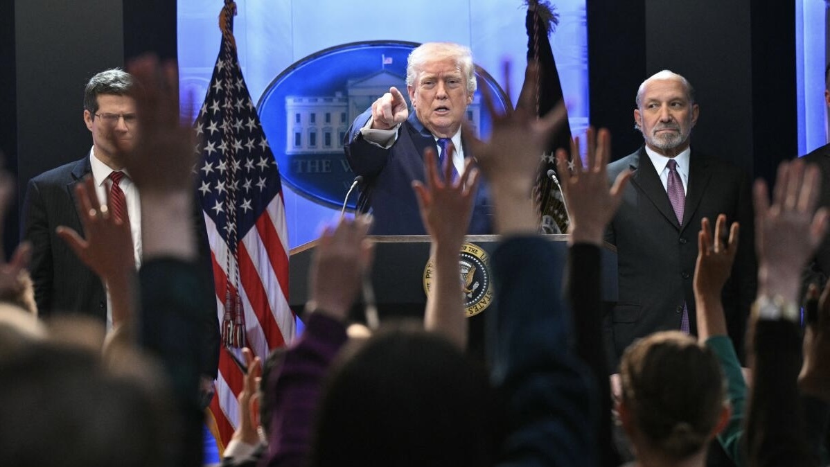 不满高院裁关税违法 特朗普换轨加码续推征税 强调政策“不会退场只会升级”