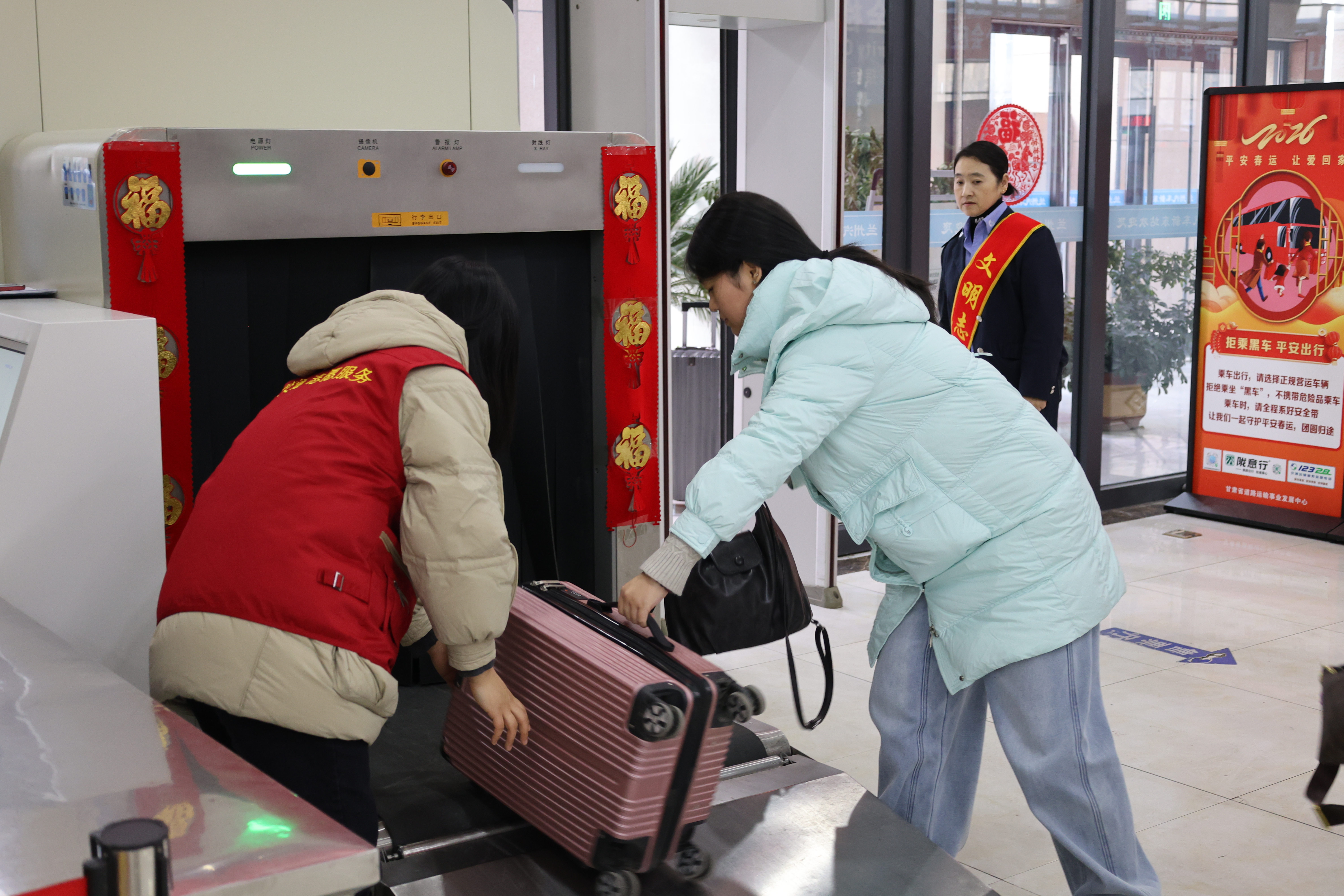 春节期间道路客运各车站内志愿服务旅客