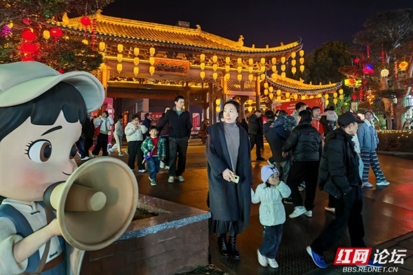 @万里云1688：腊月廿六的常德河街，早已褪去冬日的清洌，被漫天桃粉与盏盏红灯笼裹成了喜庆的模样。青石板路蜿蜒向深处，时光仿佛在这里折叠，既有千年古街的厚重，又有新春集市的鲜活。