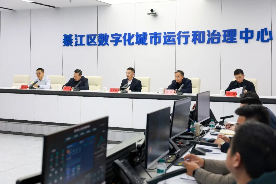 ▲在区数字化城市运行和治理中心,尹国喜现场调度应用场景实战运用相关工作。记者 王京华 摄