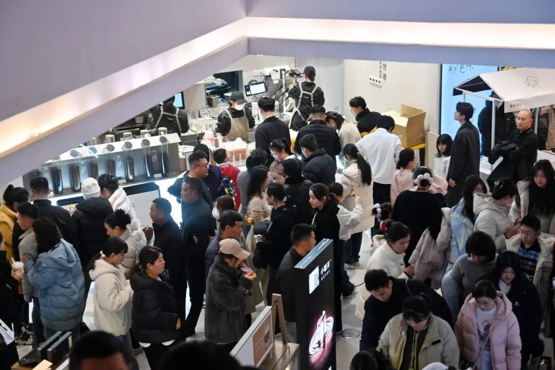 春节假期，商场内人头攒动，消费火爆。3.jpg