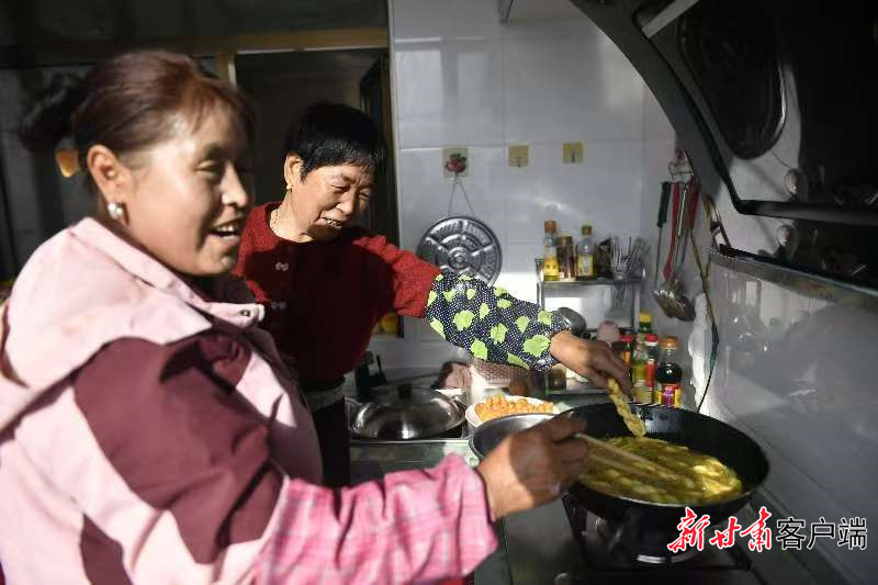 宋燕从（右）正忙着炸制“油果子”　新甘肃&middot;甘肃日报记者裴强　摄