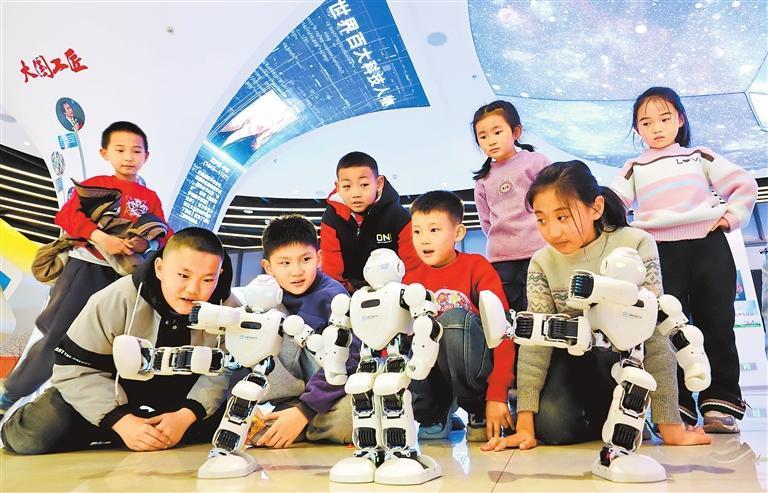 2月12日，位于临泽县的张掖科技馆内，小朋友正在体验趣味科普活动。新甘肃&middot;甘肃日报通讯员　王将