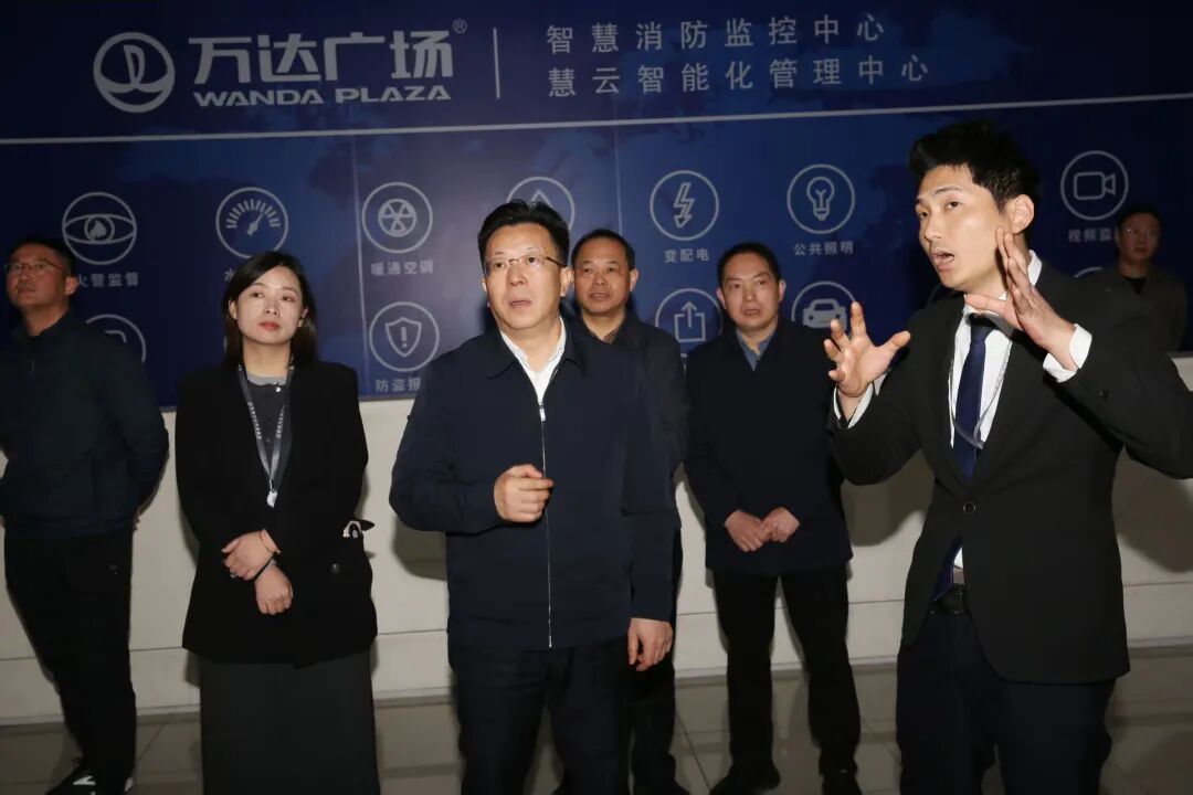 2月19日，在巴南万达广场，区委书记陶世祥，区委副书记、区长钟涛检查消防安全管理、食品安全制度落实以及应急预案制定等情况。