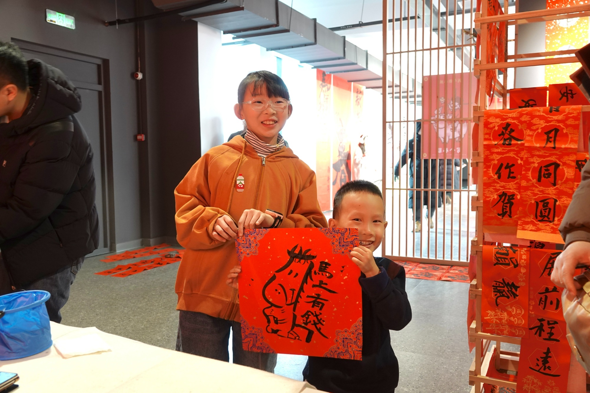 市民游客拿到心仪的对联和文字（央广网记者 郭明彤 摄）