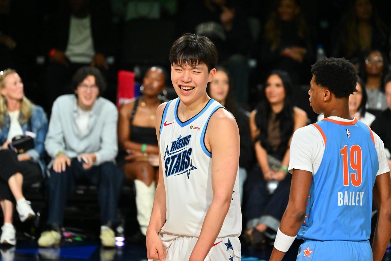 （杨瀚森新秀赛首秀表现亮眼。）