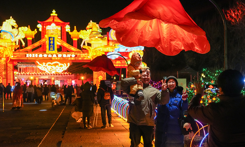 2月18日，游客在承德避暑山庄新春灯会游玩。