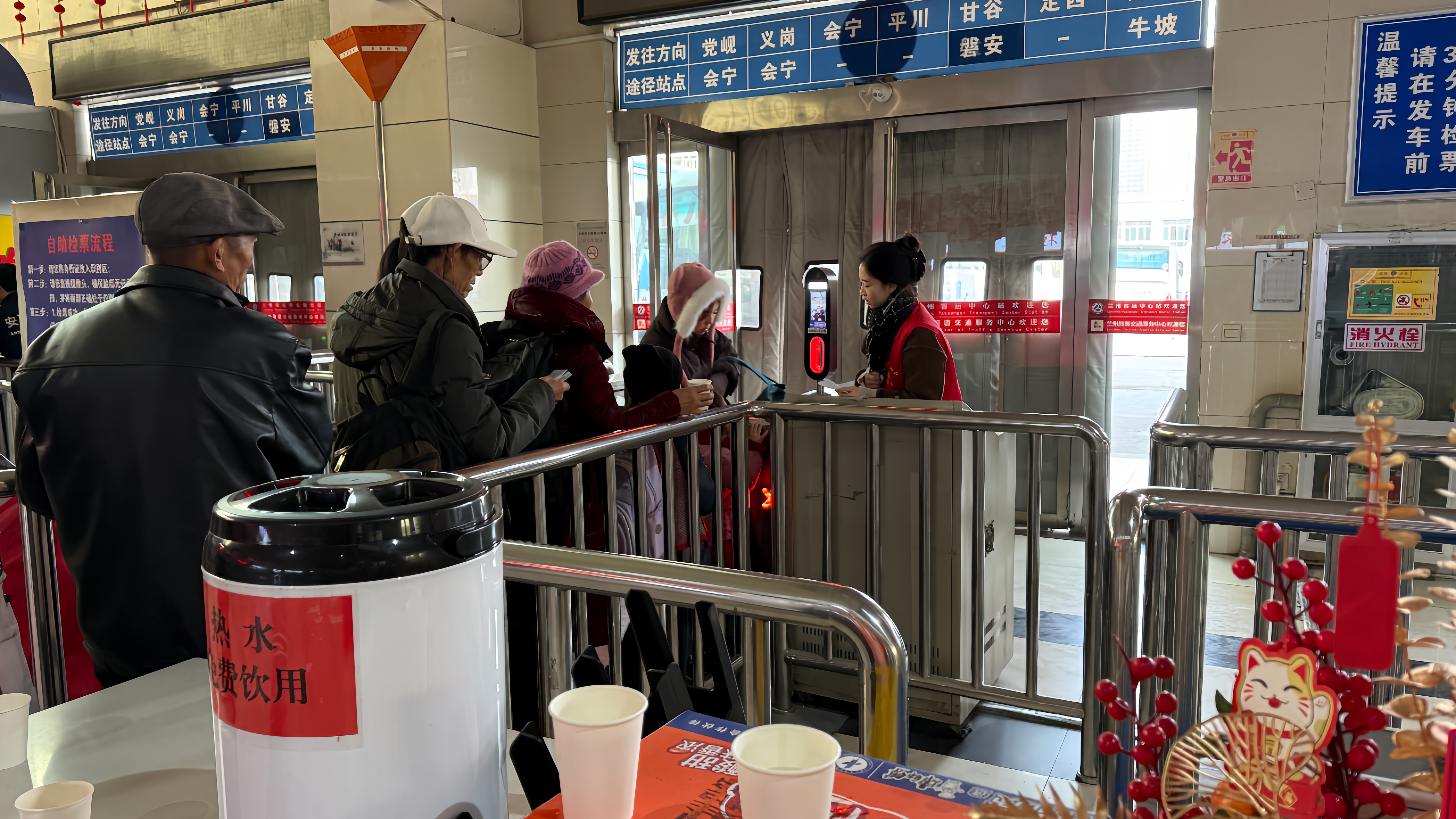 春节期间道路客运各车站内志愿服务旅客