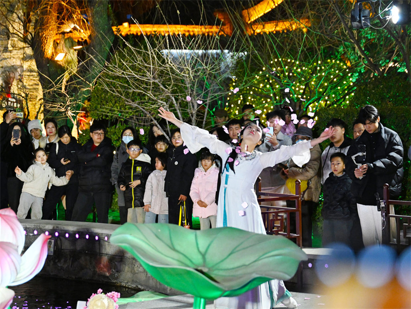 2月17日，游客在正定荣国府景区观看“一梦入红楼”演出。