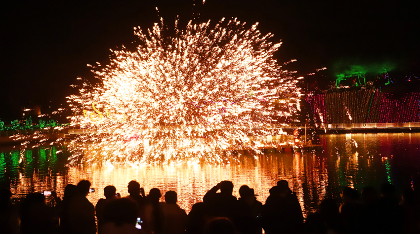 西山岚里景区上演非遗“打铁花”,铁水泼洒出万点金星,如繁星坠地。(西山岚里供图)