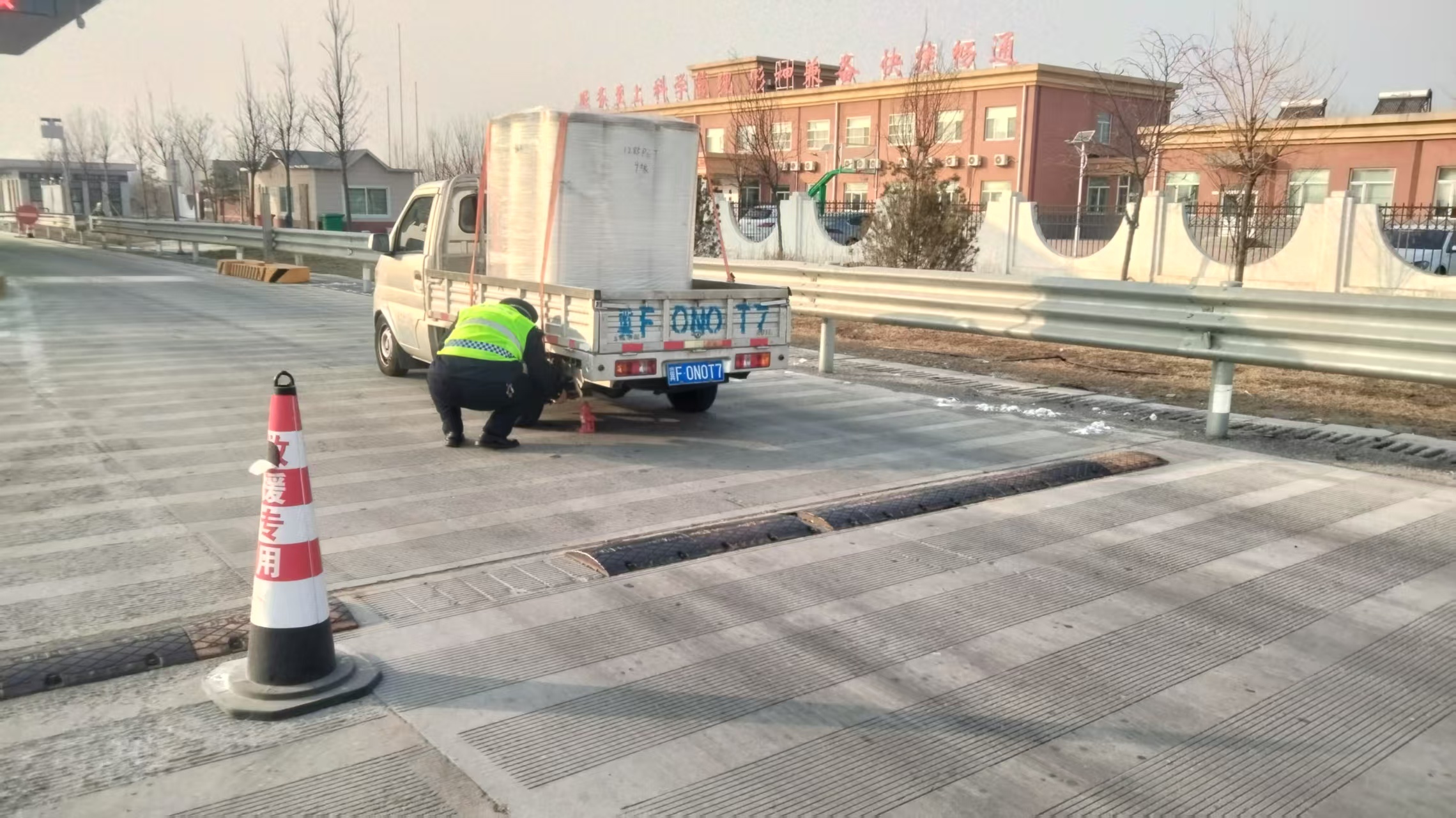 河北高速集团青银分公司宁晋东收费站：暖心服务守护司乘回家路