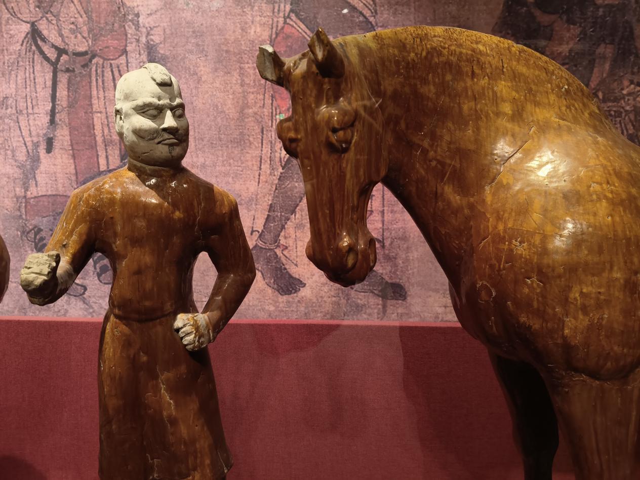 三彩胡人牵马俑