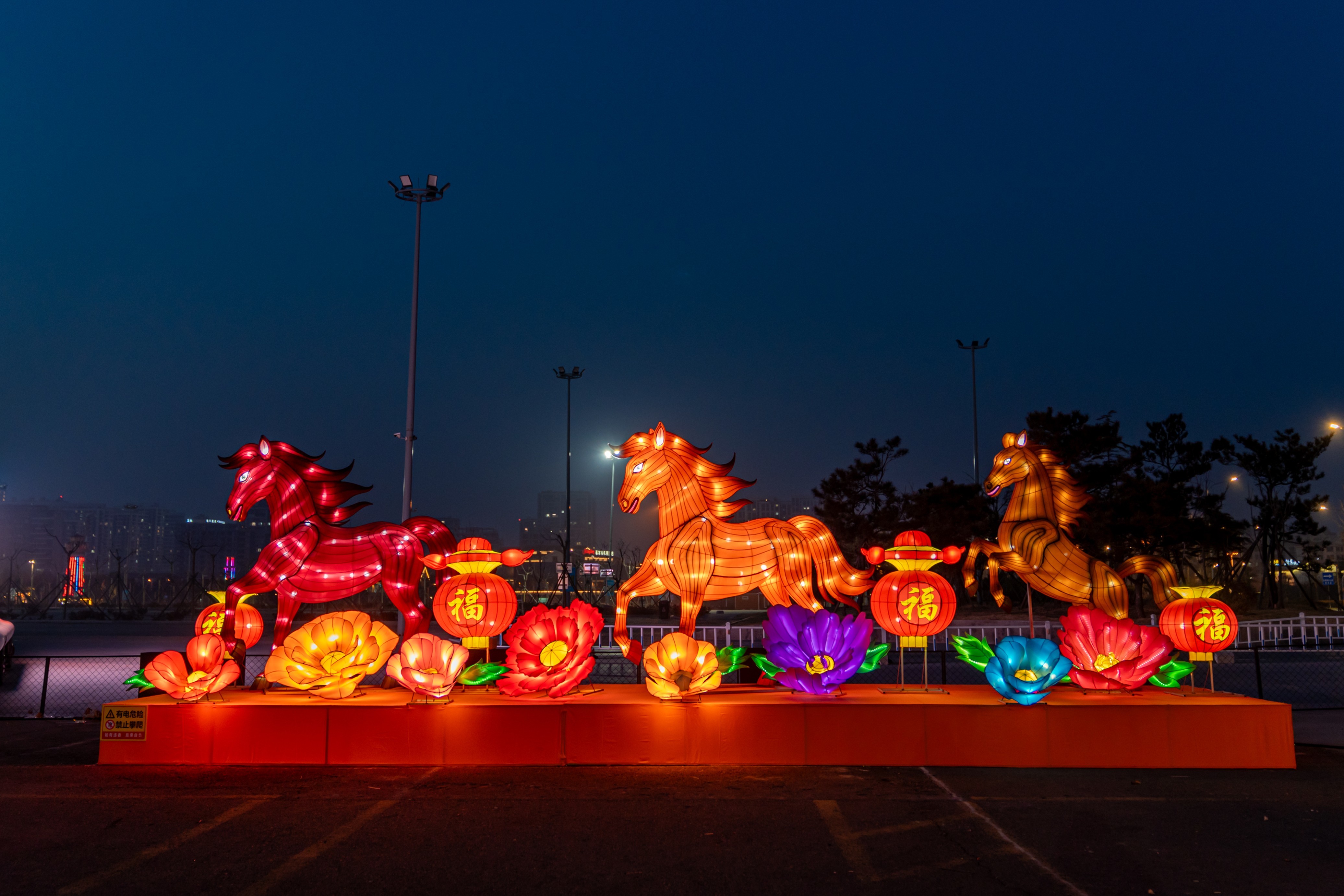 马年主题灯会陆续亮灯,营造喜庆氛围。日照市文旅集团供图