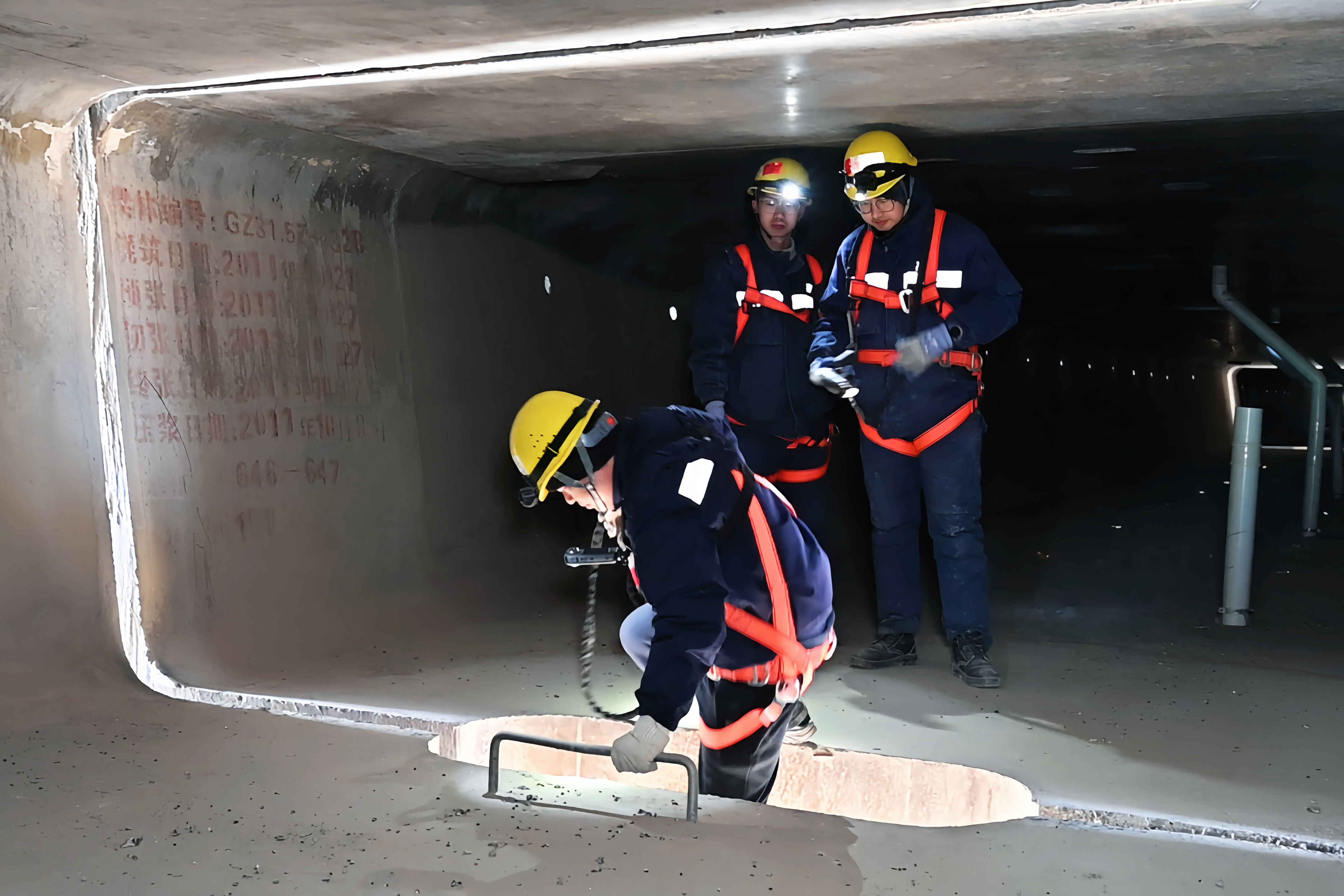 工长姚宜良正带领工友们在疏勒河大桥进行“天窗”作业