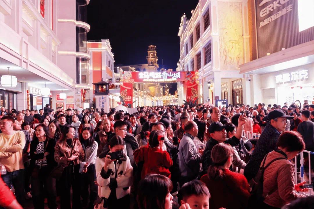 中山香山古城破解春节停车难:“充足车位+免费接驳”让游客舒心畅游