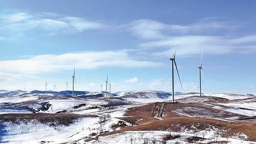 近日拍摄的位于丰宁满族自治县坝上地区的风力发电设施。