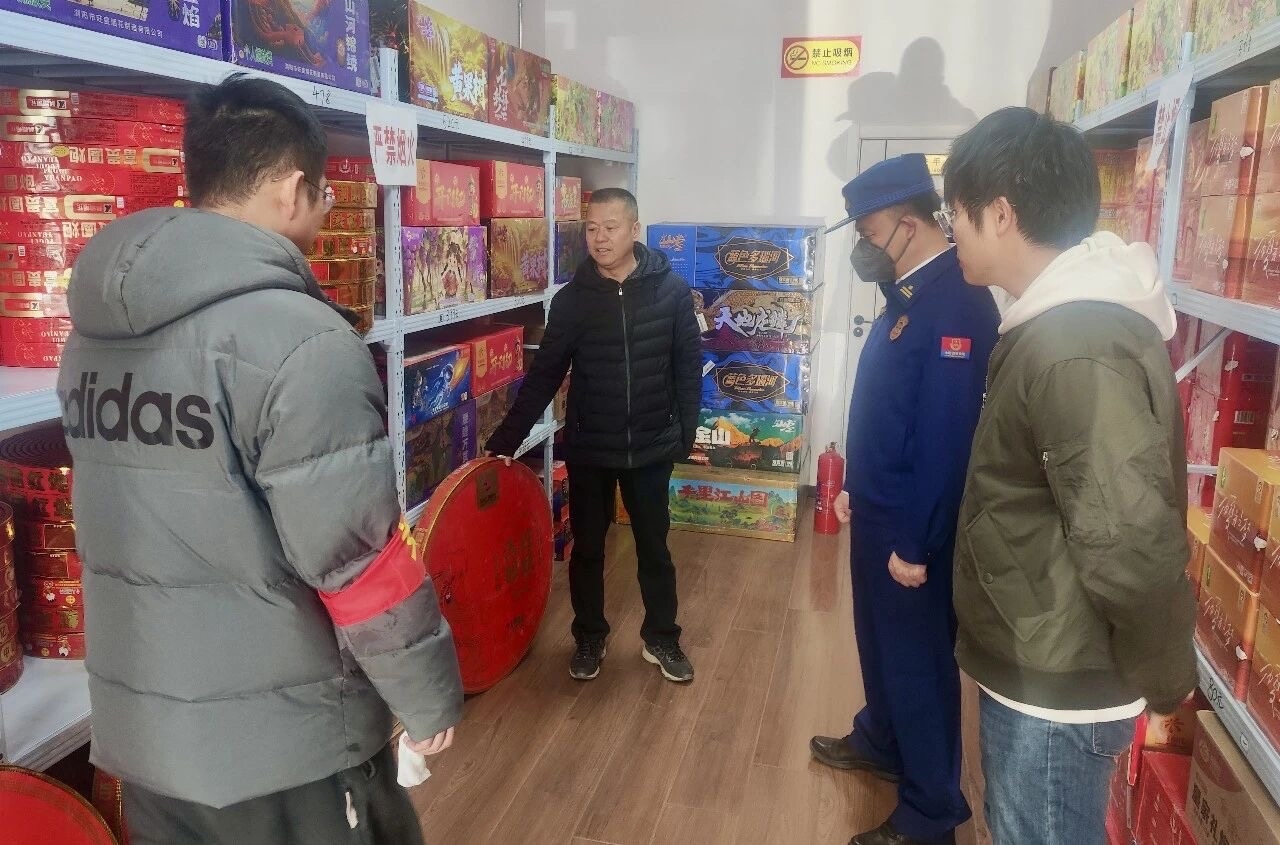 消防人员开展安全排查