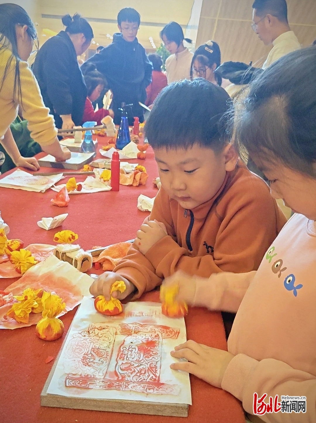 游客在博物馆体验拓印。边义婷摄