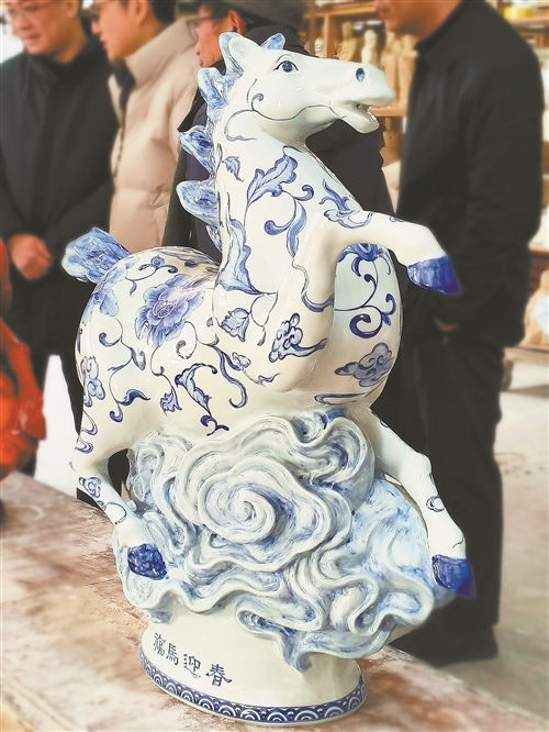 刚出窑的“福马迎春”陶瓷雕塑。江西日报全媒体记者 王景萍摄