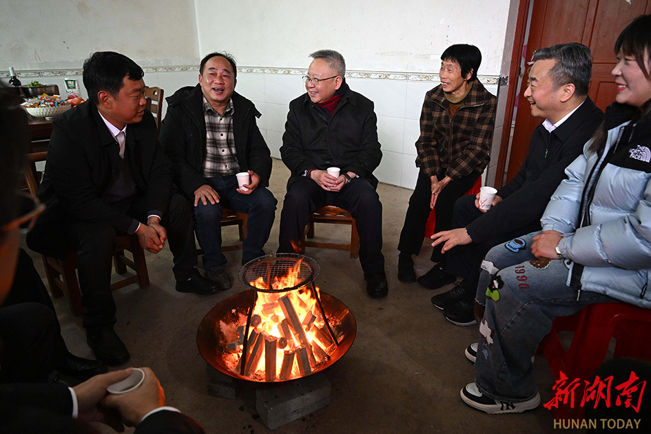 2月17日,沈晓明走访慰问村民邱孟双一家。