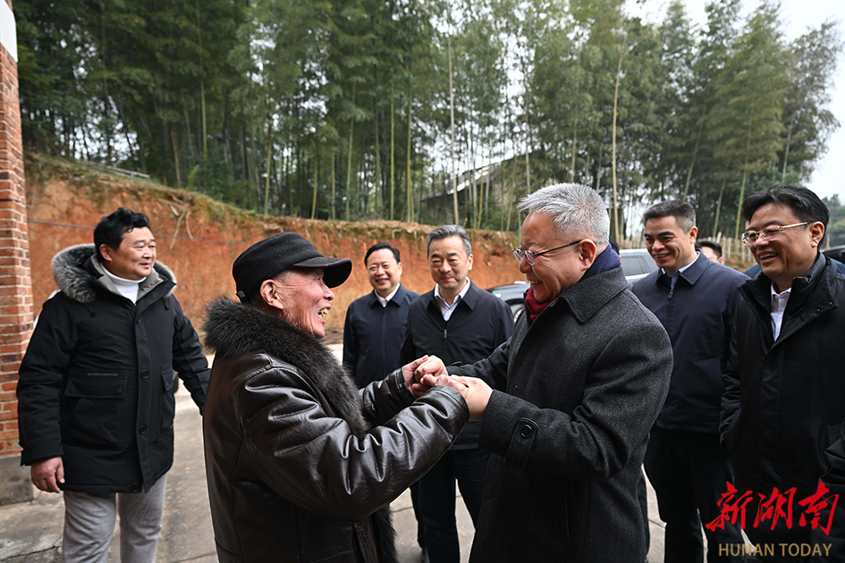 2月17日,沈晓明走访慰问村民熊荣华一家。