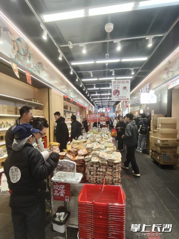 走进五一广场，茶颜悦色游园会门店内人头攒动。