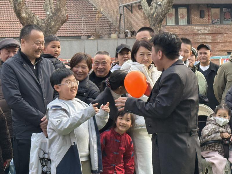 喜剧演职人员与小朋友互动。