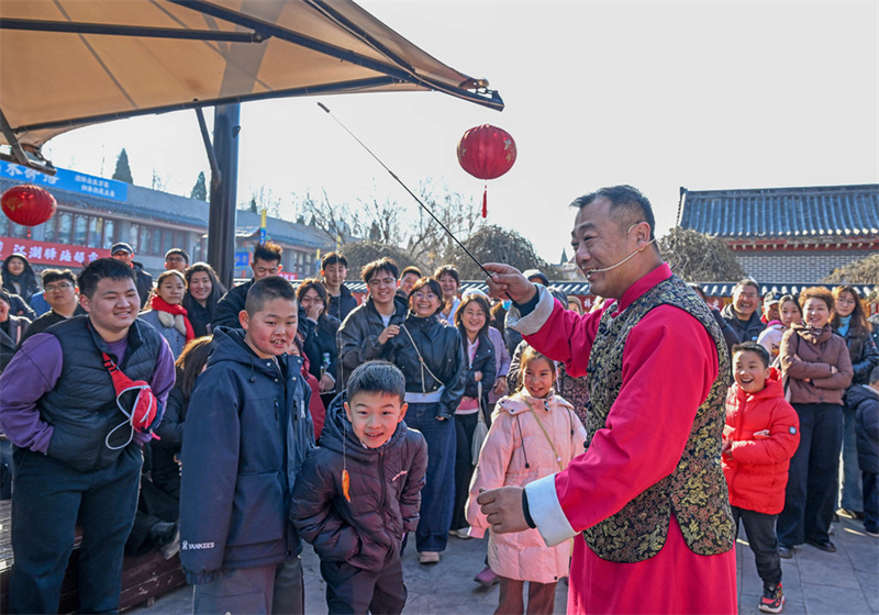 2月18日，游客在吴桥杂技大世界观看魔术表演。