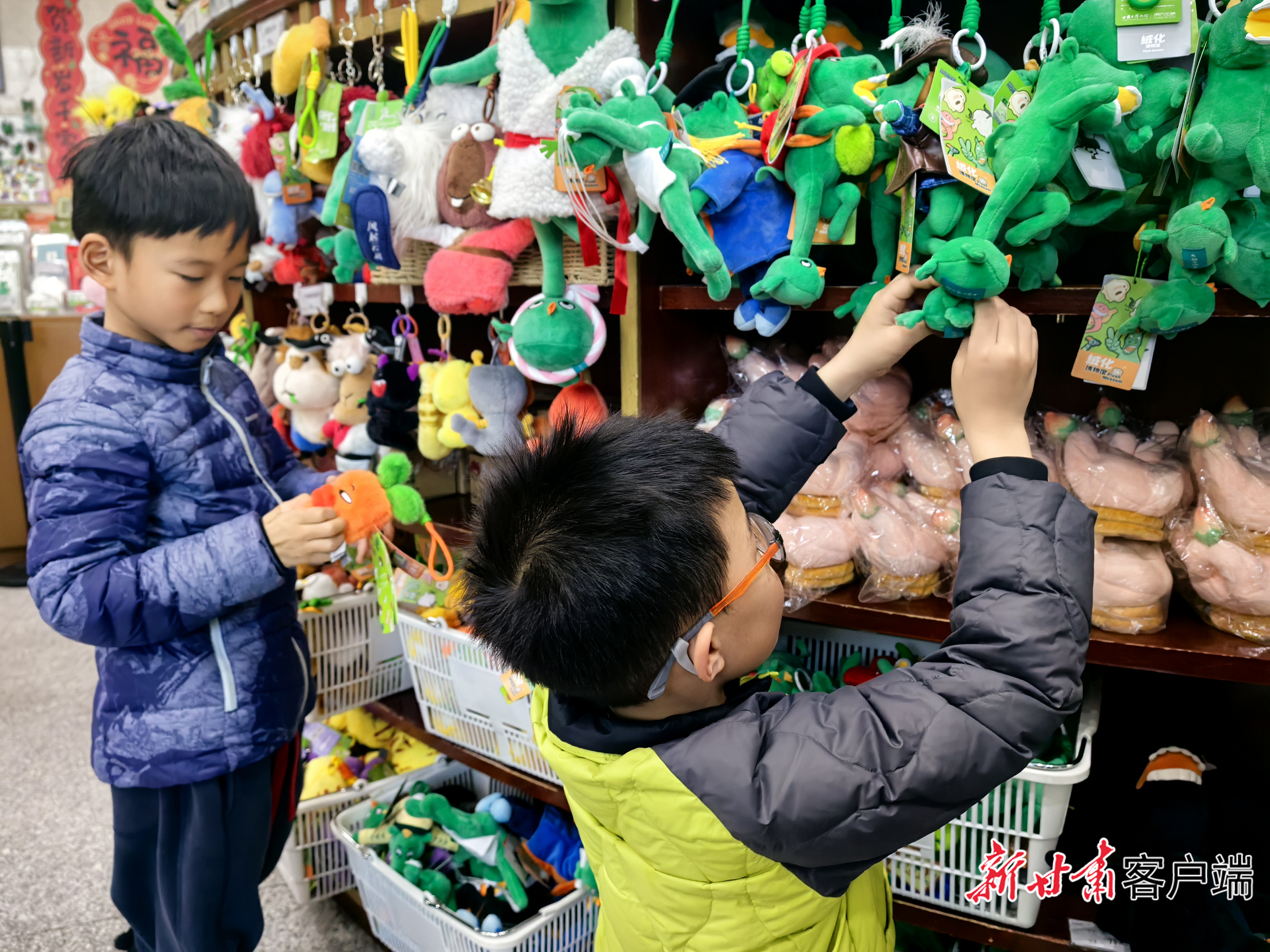 小游客正在选购“绿马”文创产品