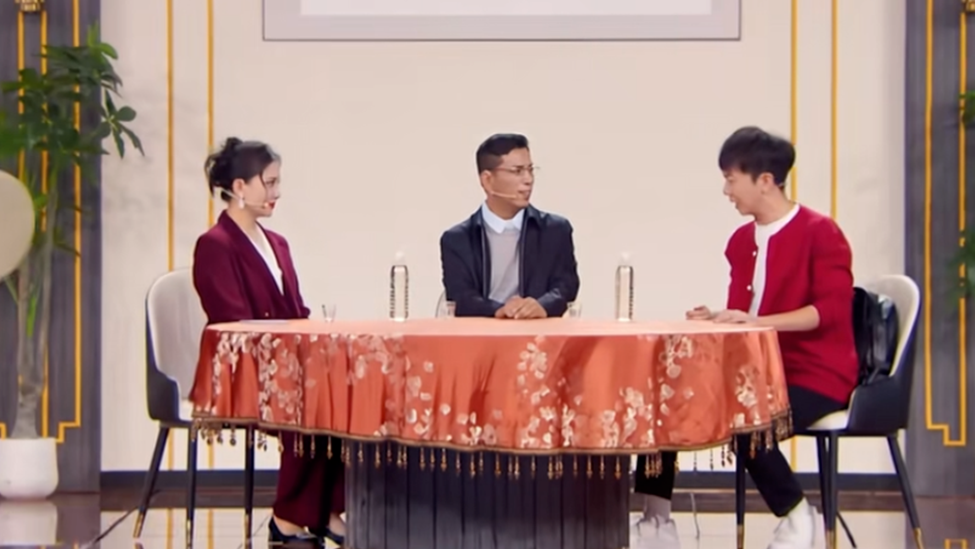 江苏卫视《圆桌“悟事”》顶级讽刺官场乱象，“53度‘矿泉水’、一个萝卜一个坑”，网友直呼夯爆了、尺度大！