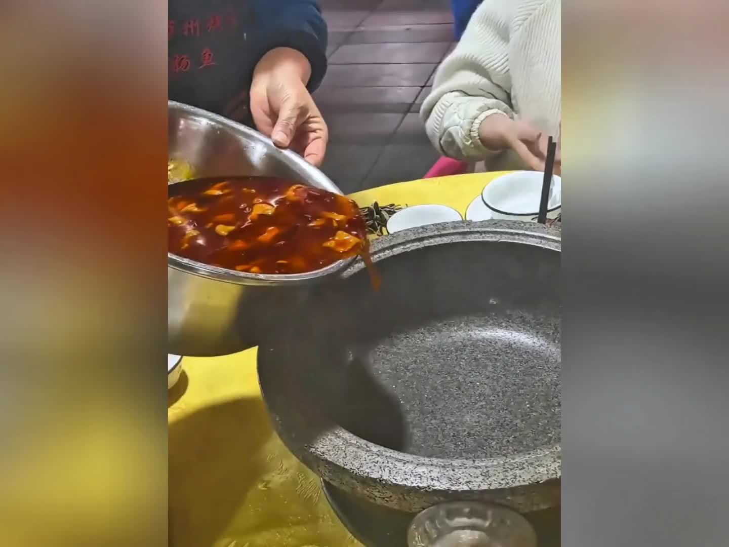 原来这才是真正的石锅鱼，不用点火，用超过200度的石锅煮熟