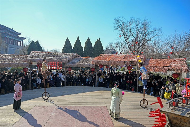2月18日，游客在吴桥杂技大世界观看杂技表演。
