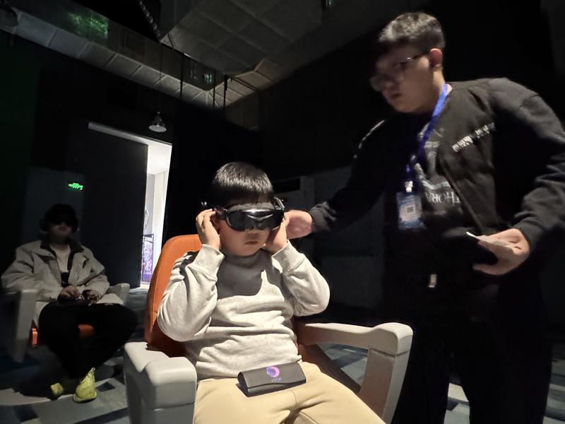 小朋友在西影电影园区沉浸式体验XR电影。