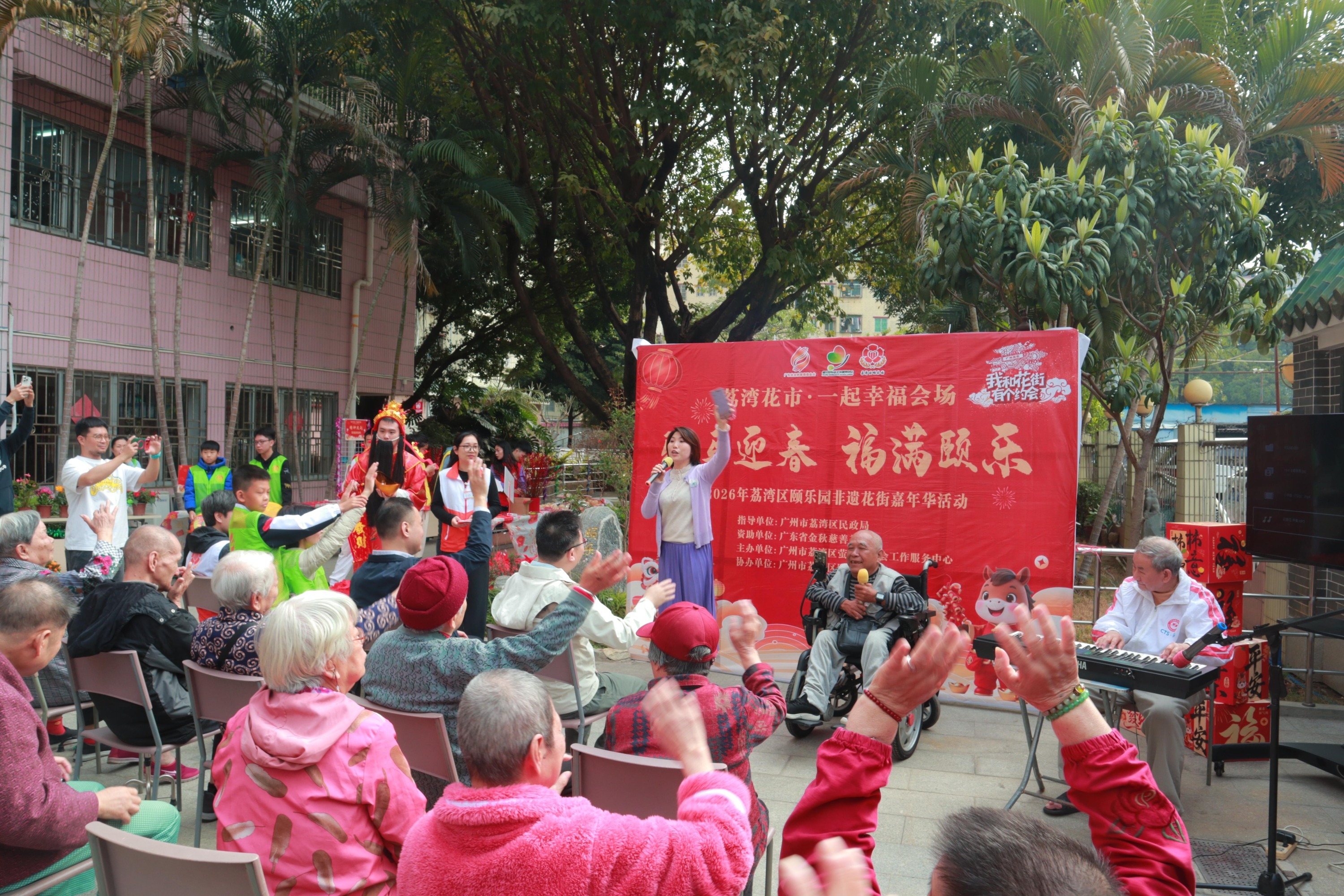 图：长者和志愿者共唱经典新年曲目《迎春花》