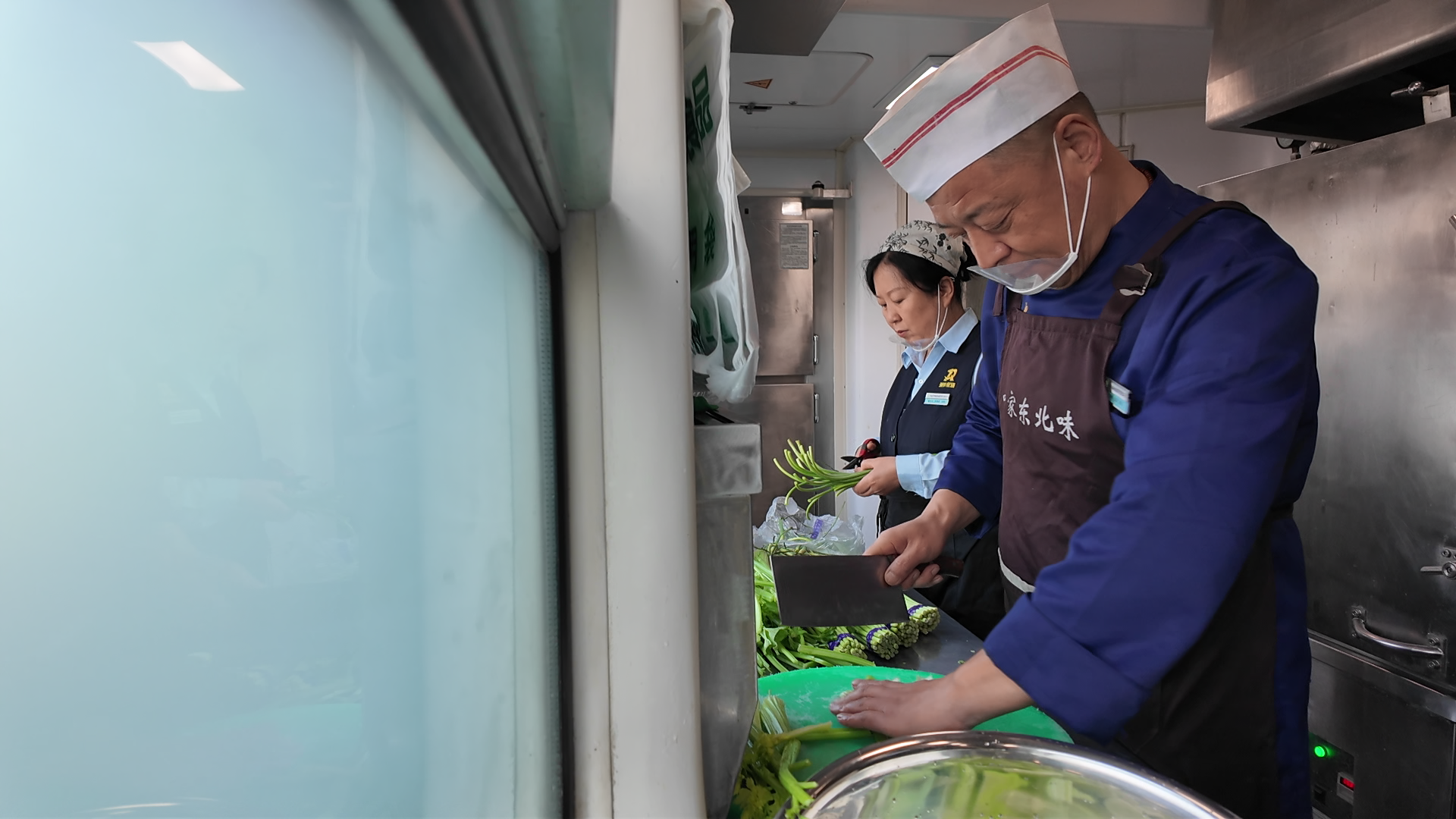 厨师们在准备当日列车午餐