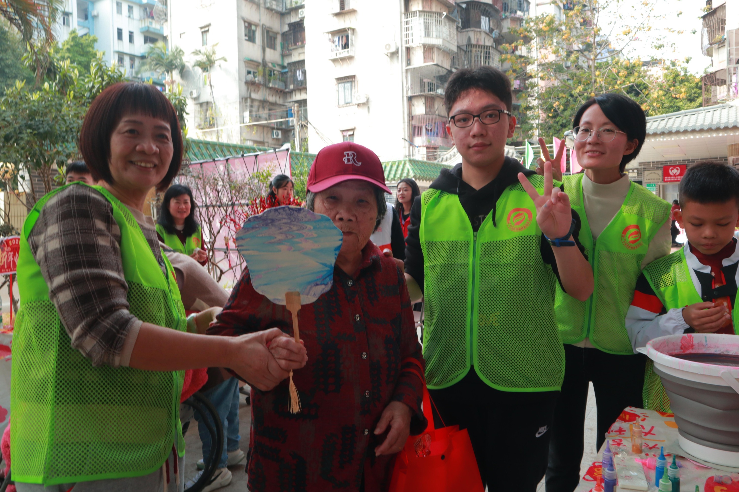 图：志愿者和长者合影