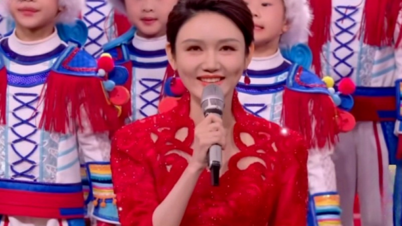 央视主持人龙洋回应眼神上瞟质疑：感谢建议，决定要试试画下眼线