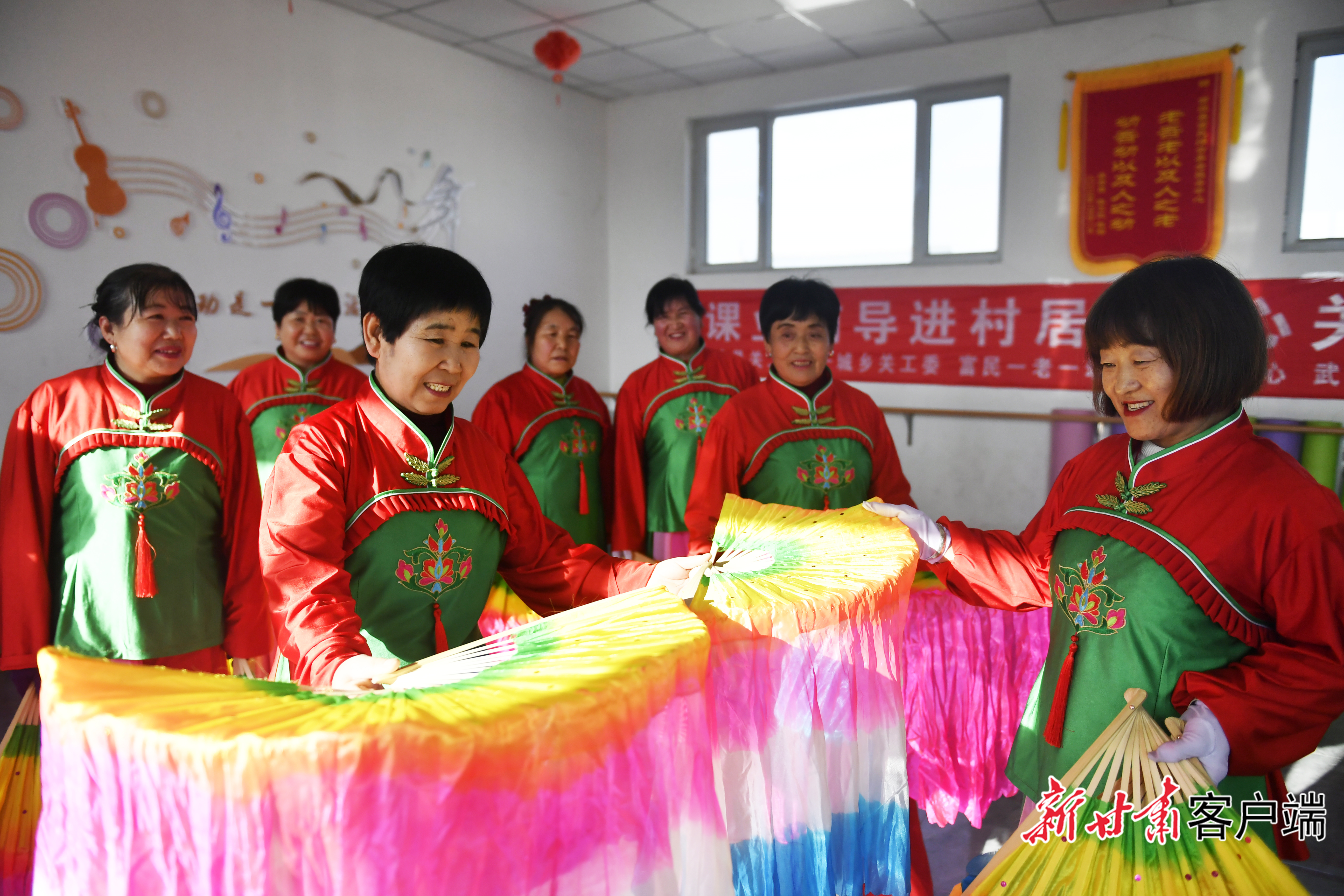 党兰东等正在排列村晚节目　新甘肃&middot;甘肃日报记者裴强　摄