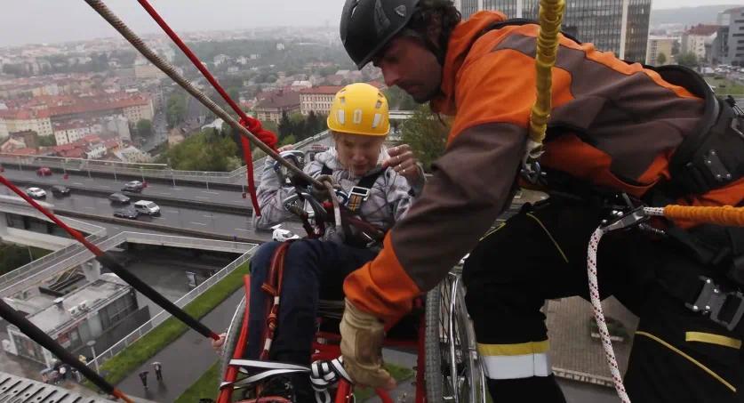 一台聋哑人用的电话 怎么变成了全球上网的起点?