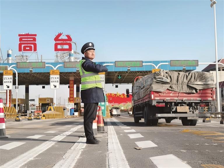 工作人员引导车辆