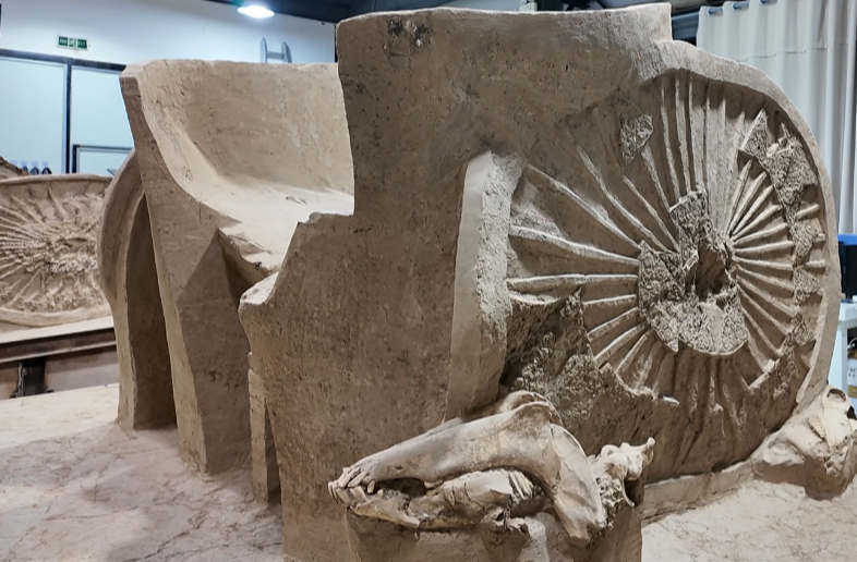 在甘肃省文物考古研究所实验室考古室内清理的马家塬遗址出土的车马遗存（图/澎湃新闻记者摄）