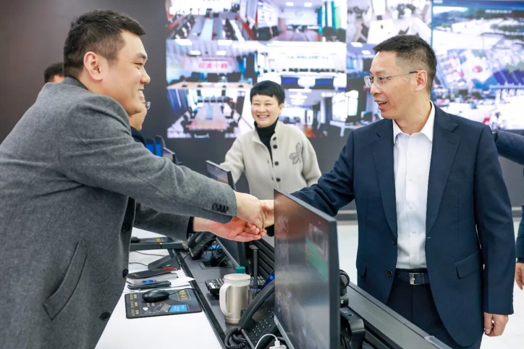 ▲在区数字化城市运行和治理中心,尹国喜、郭小萍看望慰问一线干部职工。记者 王京华 摄