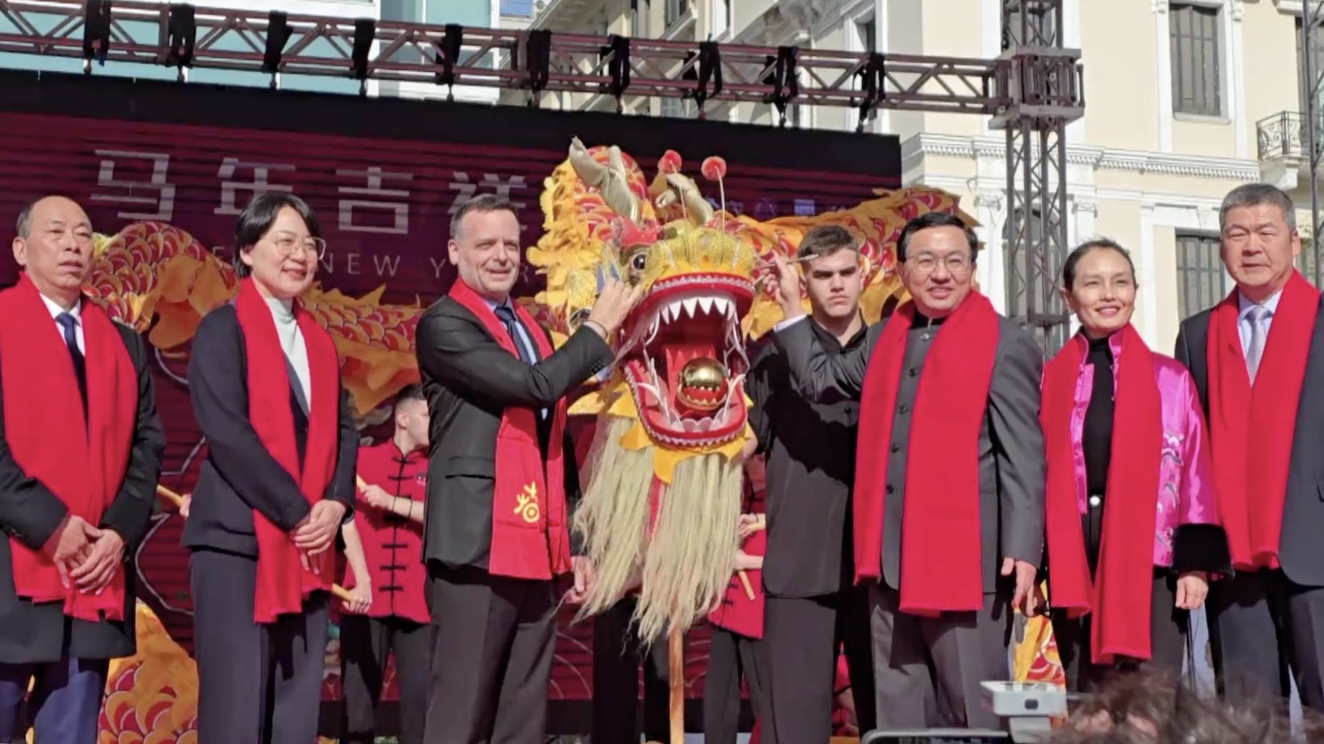 “瑞马呈祥”亮相希腊 双城共迎中国年吸引两万余人参与
