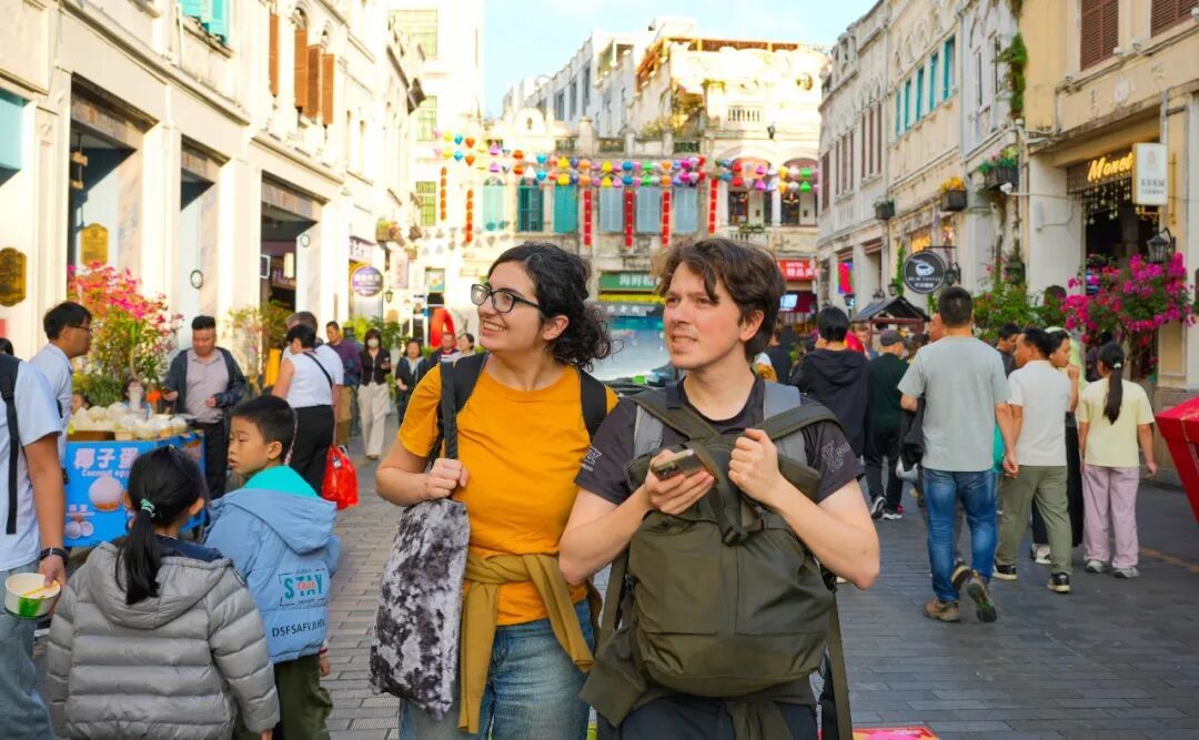 海南省海口市中山路百年骑楼老街张灯结彩，吸引外国游客观赏。张茂 摄