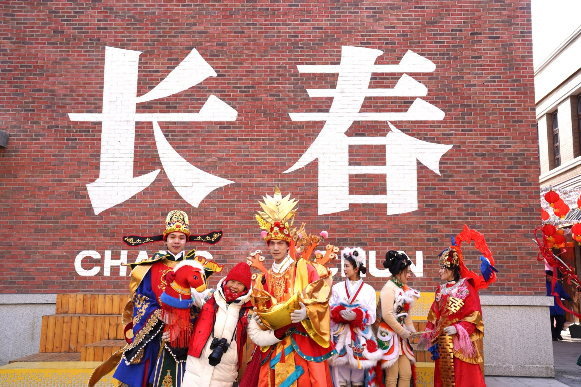 市民游客与“财神”合影（央广网记者 郭明彤 摄）