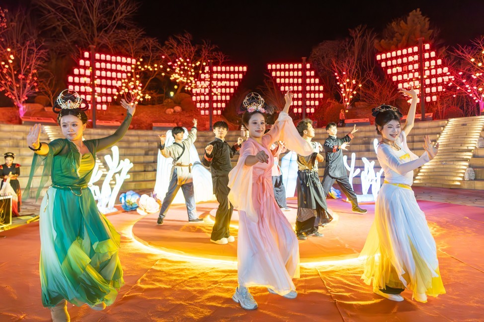 天台山风景区推出奇幻武侠夜游表演,吸引市民游客沉浸式互动体验。尹德揆 摄