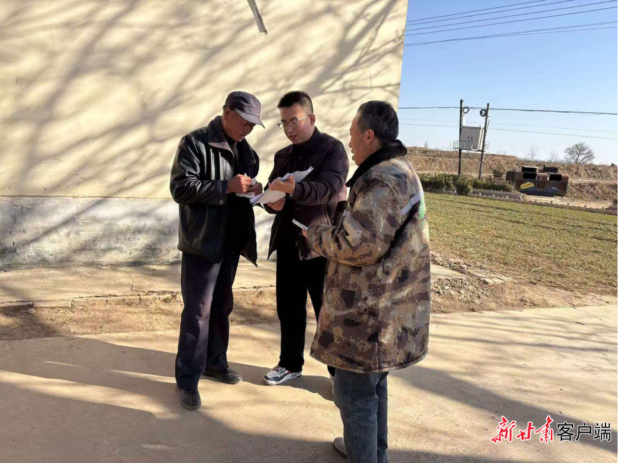 崇信县木林乡干部为群众化解矛盾纠纷