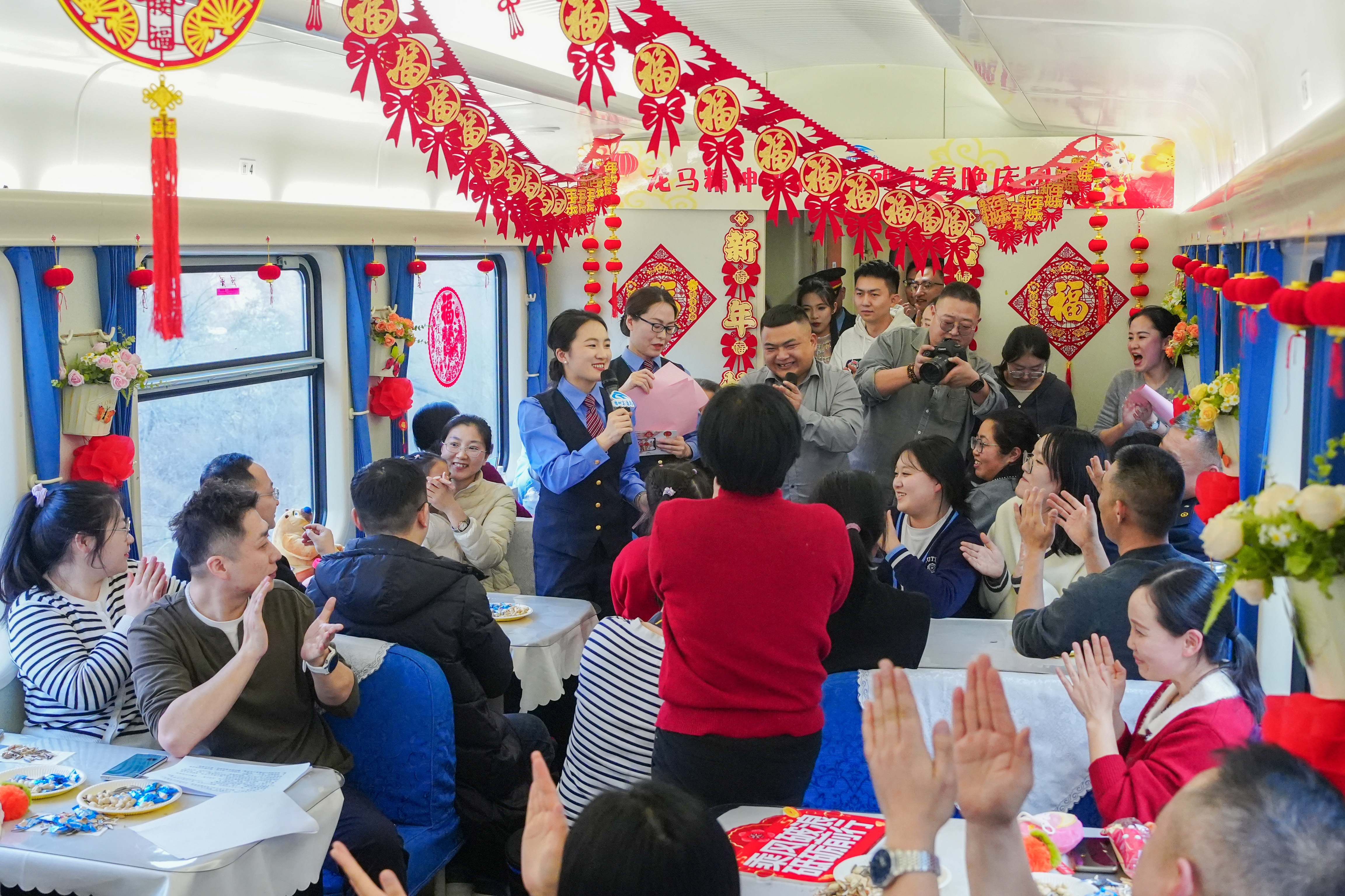 列车上开展多样庆祝表演活动