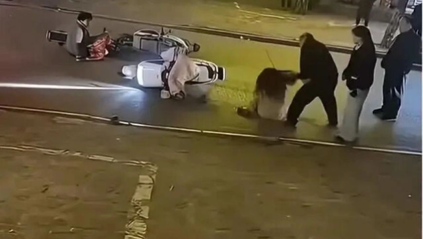 两电动车碰撞后起争执，男子持拖鞋多次猛扇15岁女孩，涉事夫妻已被刑拘
